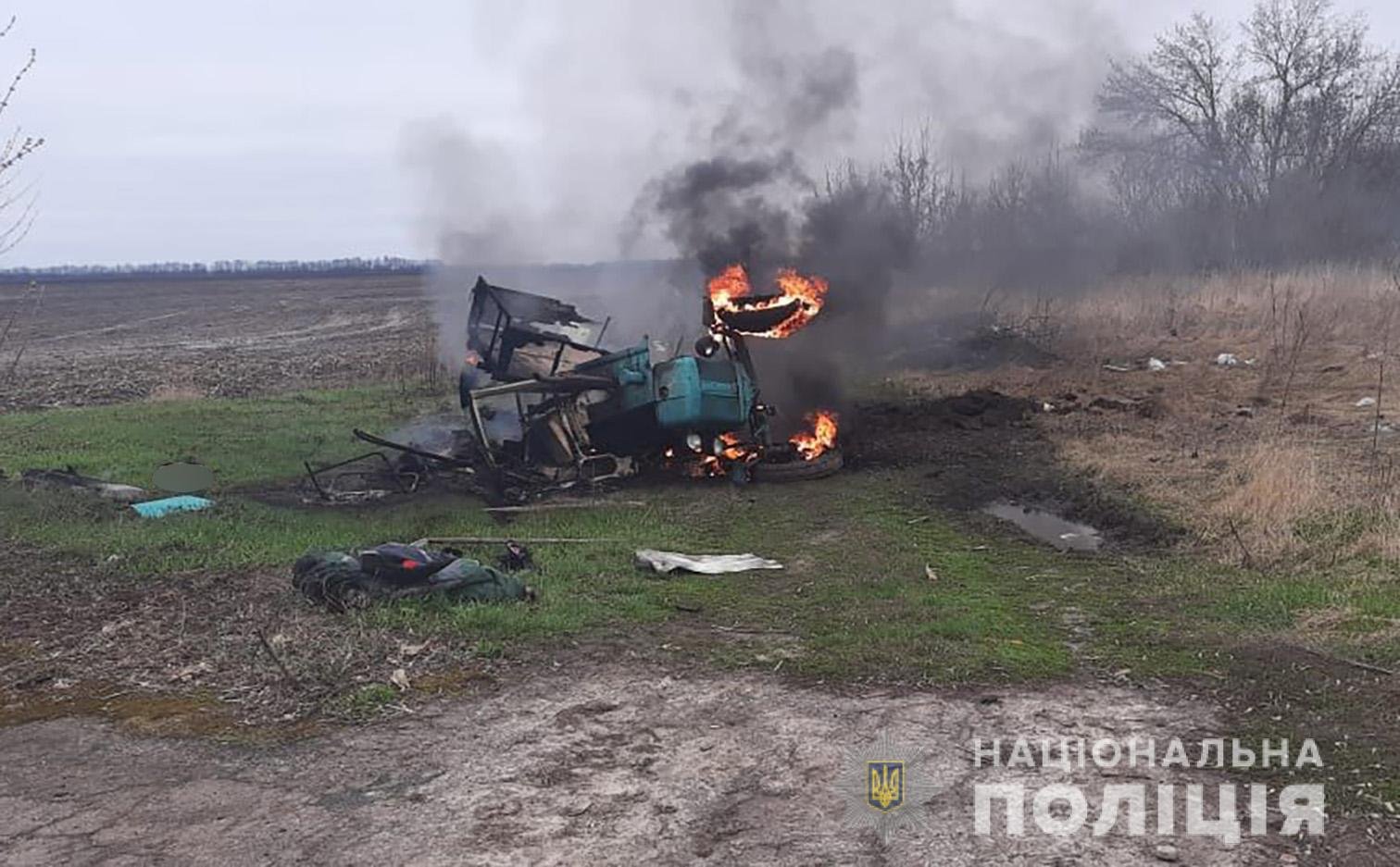 Гибнут в результате. Трактор подорвался на мине. 15.03.2022 Подрыв техники в Черниговской области.