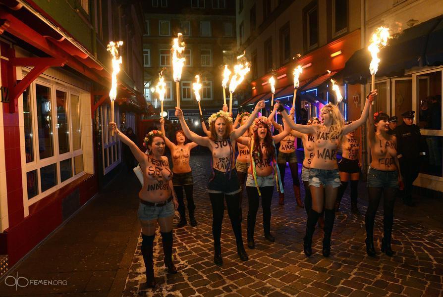 Активистки FEMEN отметили открытие немецкого филиала акцией в квартале борд...