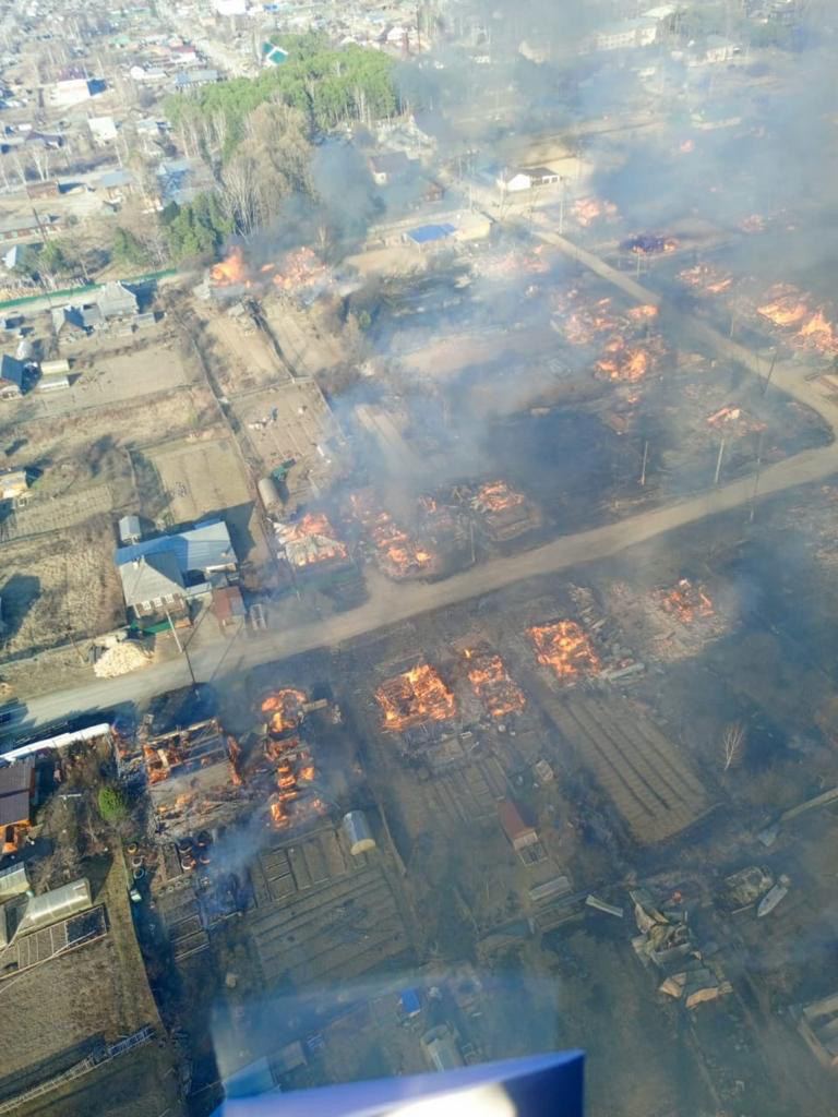 В Свердловской области почти полностью выгорел поселок Сосьва 02